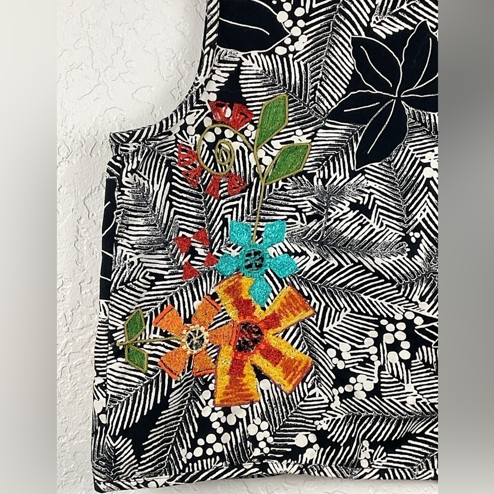 Chico’s Floral Embroidered Black White Vest Size 2 Medium - Picture 7 of 9